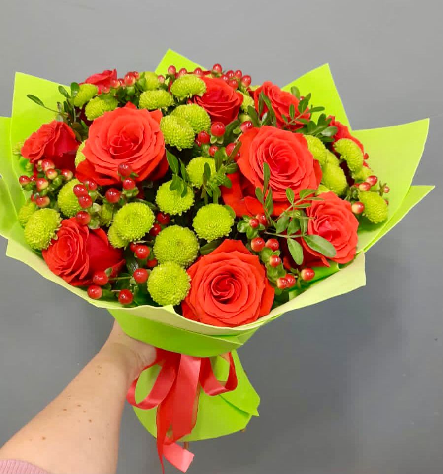 Букет цветов из: Хризантемы и Розы в Парусном