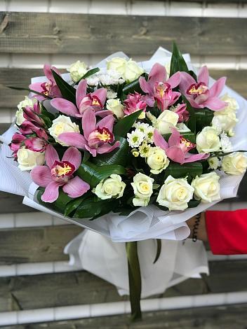 Букет цветов из: Розы и Хризантемы в Парусном