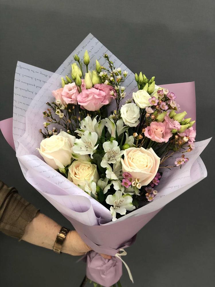 Букет цветов из: Альстромерии, Розы и Лизиантусы в Парусном