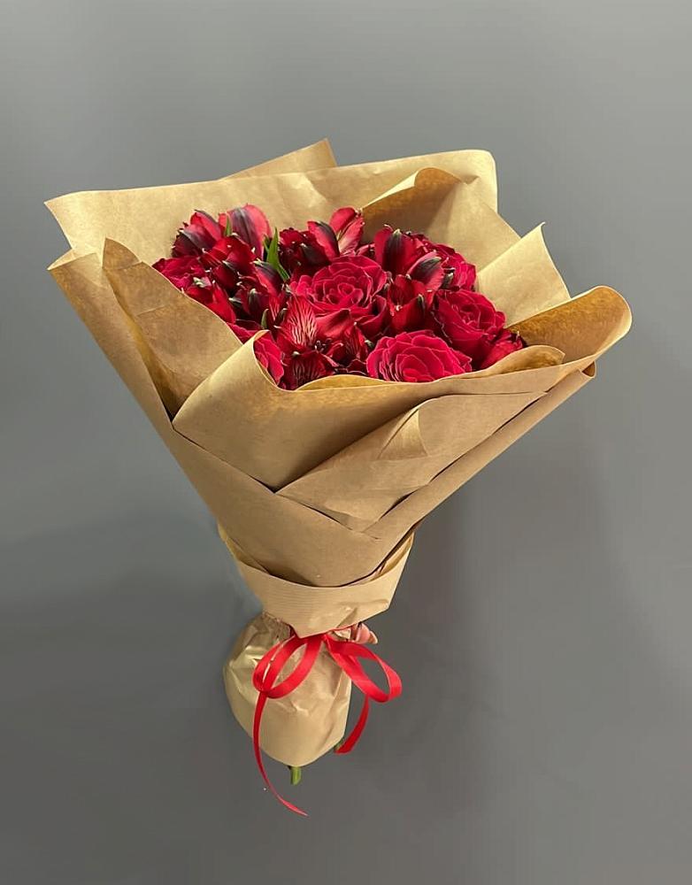 Букет цветов из: Альстромерии и Розы в Парусном