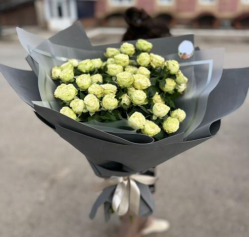 Букет Белые кустовые розы Солинеро в Парусном
