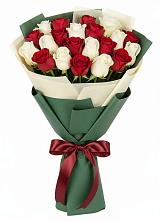 Букет Микс из красных и белых роз в Парусном