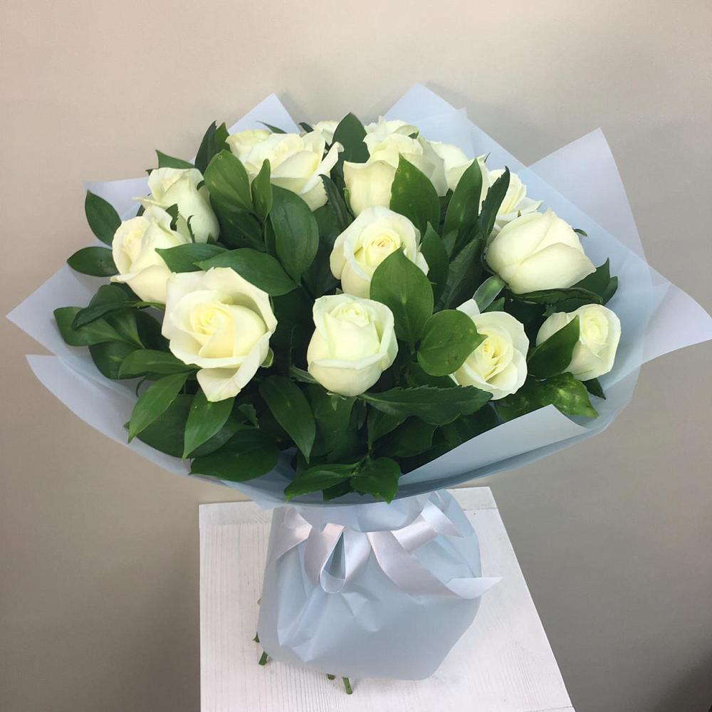 Букет 15 Белых роз Проуд в Парусном