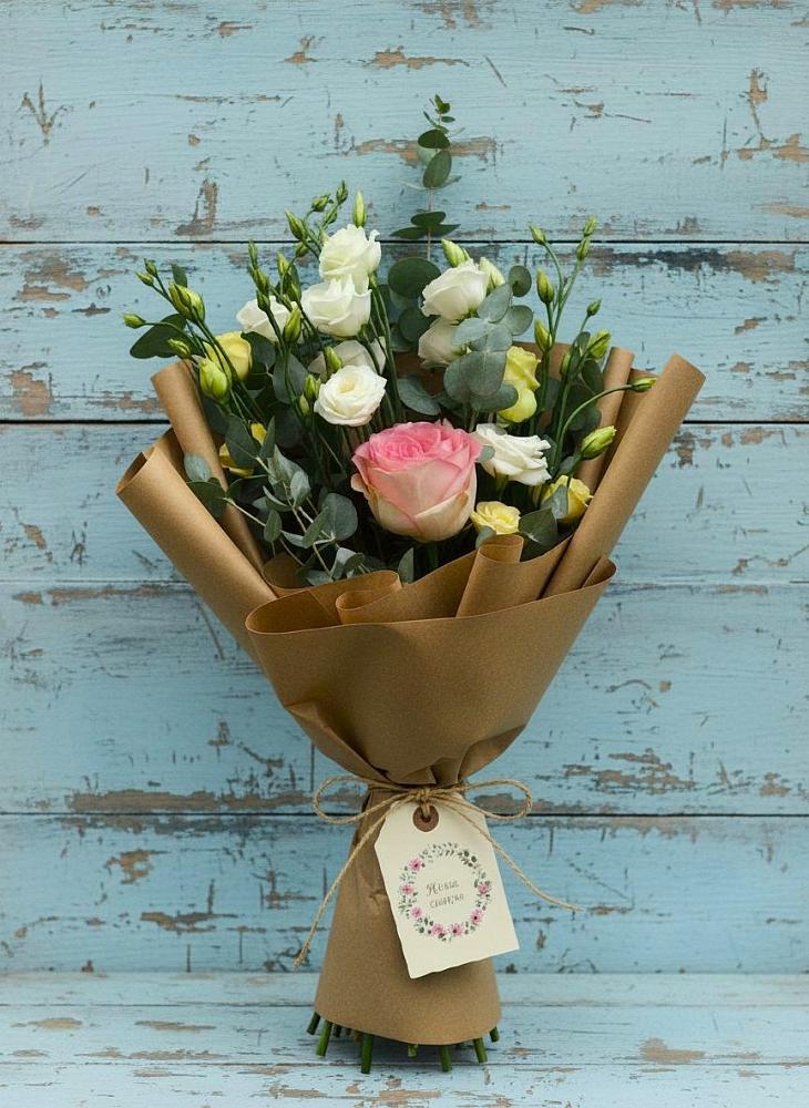 Букет цветов из: Розы и Лизиантусы в Парусном