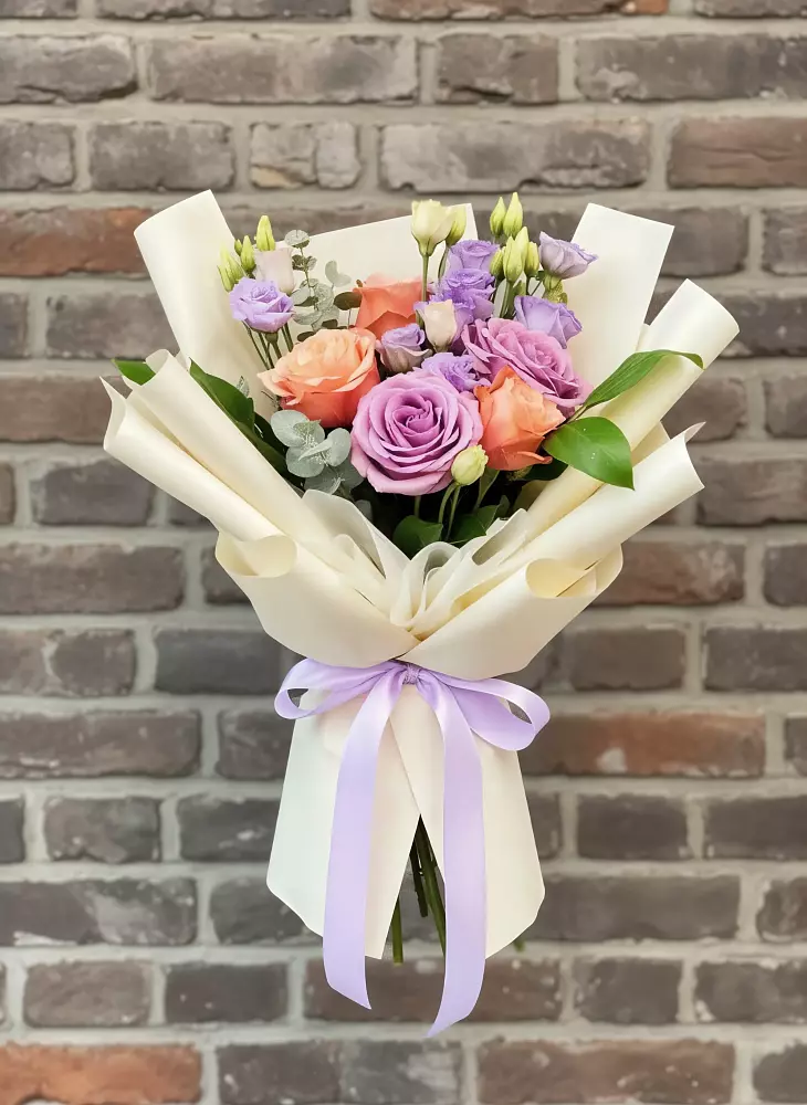 Букет цветов из: Лизиантусы и Розы в Парусном