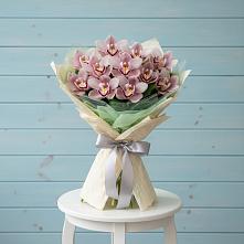 Букет цветов из:  Орхидеи и Розы в Парусном