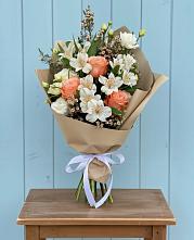 Букет цветов из:  Альстромерии, Лизиантусы, Розы и Хризантемы в Парусном