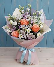 Букет цветов из:  Лизиантусы, Розы, Альстромерии и Гипсофила в Парусном