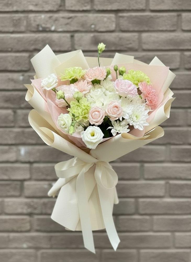 Букет цветов из: Гвоздики, Розы, Лизиантусы и Хризантемы в Парусном