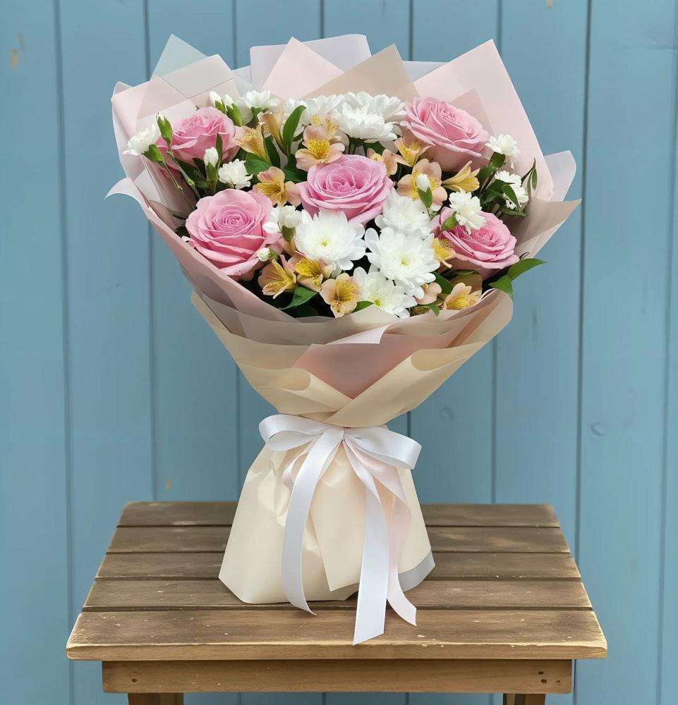 Букет цветов из: Гвоздики, Орхидеи и Розы в Парусном