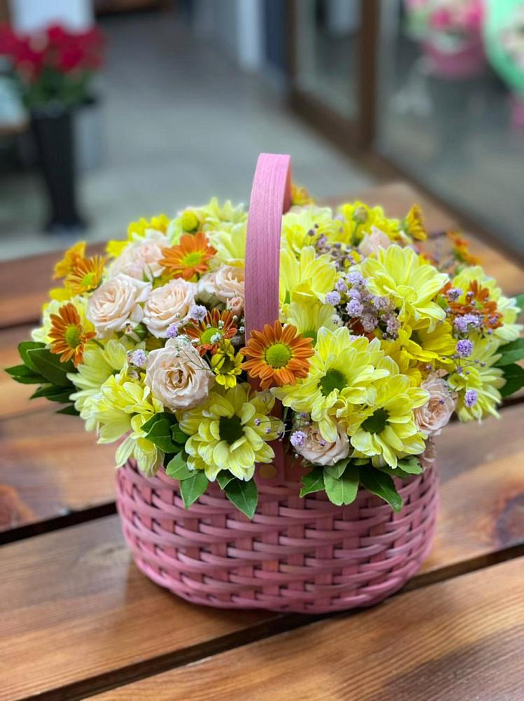 Цветочная композиция из Хризантемы и Розы в корзине в Парусном