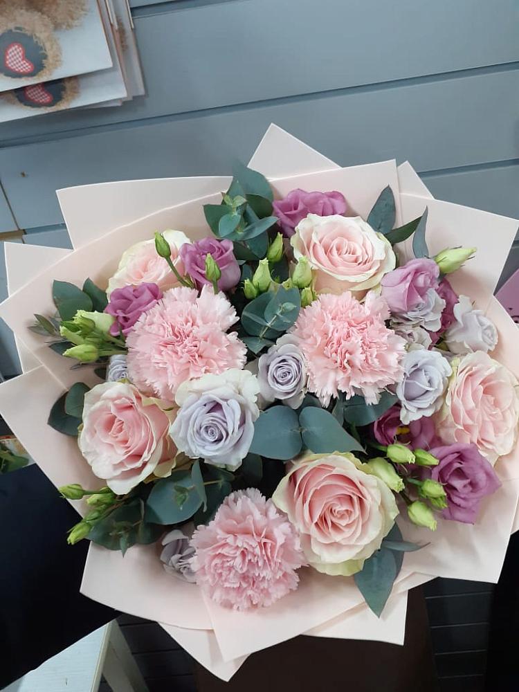 Букет цветов из: Розы, Гвоздики и Лизиантусы в Парусном