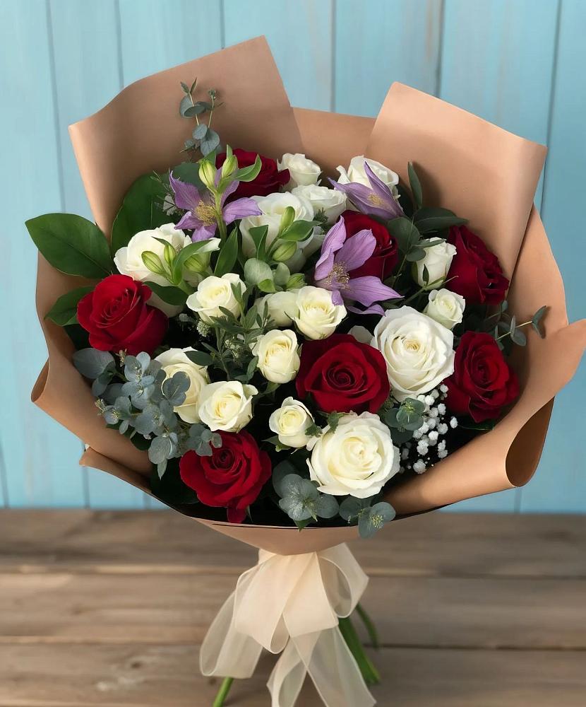 Букет цветов из: Розы и Альстромерии в Парусном