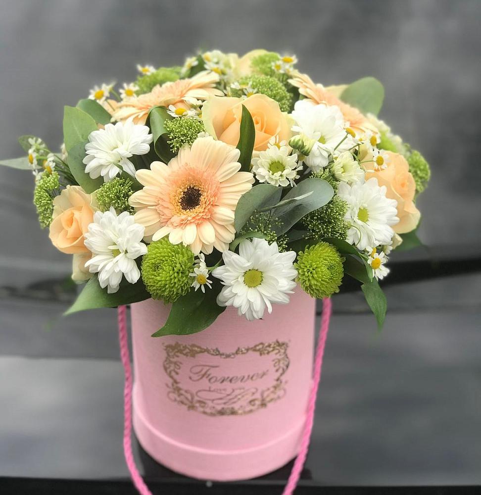 Цветочная композиция из Розы, Герберы и Хризантемы в шляпной коробке в Парусном