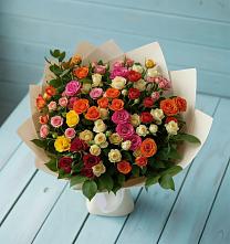 Букет Микс из разноцветных кустовых роз в Парусном