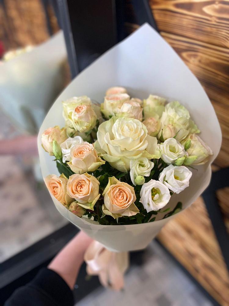 Букет цветов из: Розы и Лизиантусы в Парусном